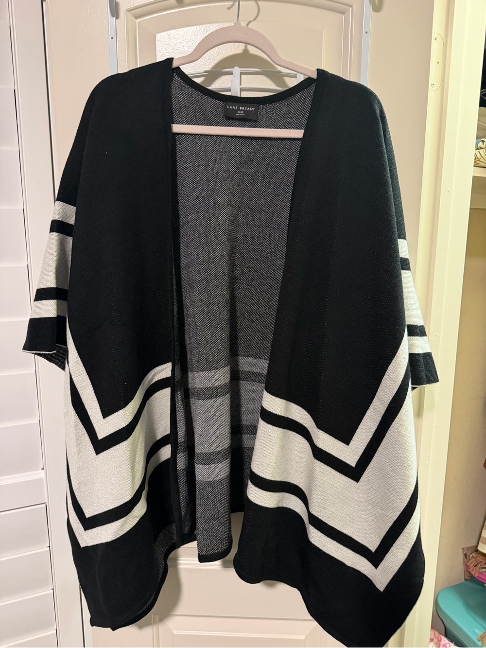 Lane Bryant Black & White Chevron Open-Front Poncho